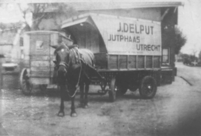 1000655 Afbeelding van paard en wagen van het transportbedrijf van de firma Delput ter hoogte van huize De Doorslag te ...